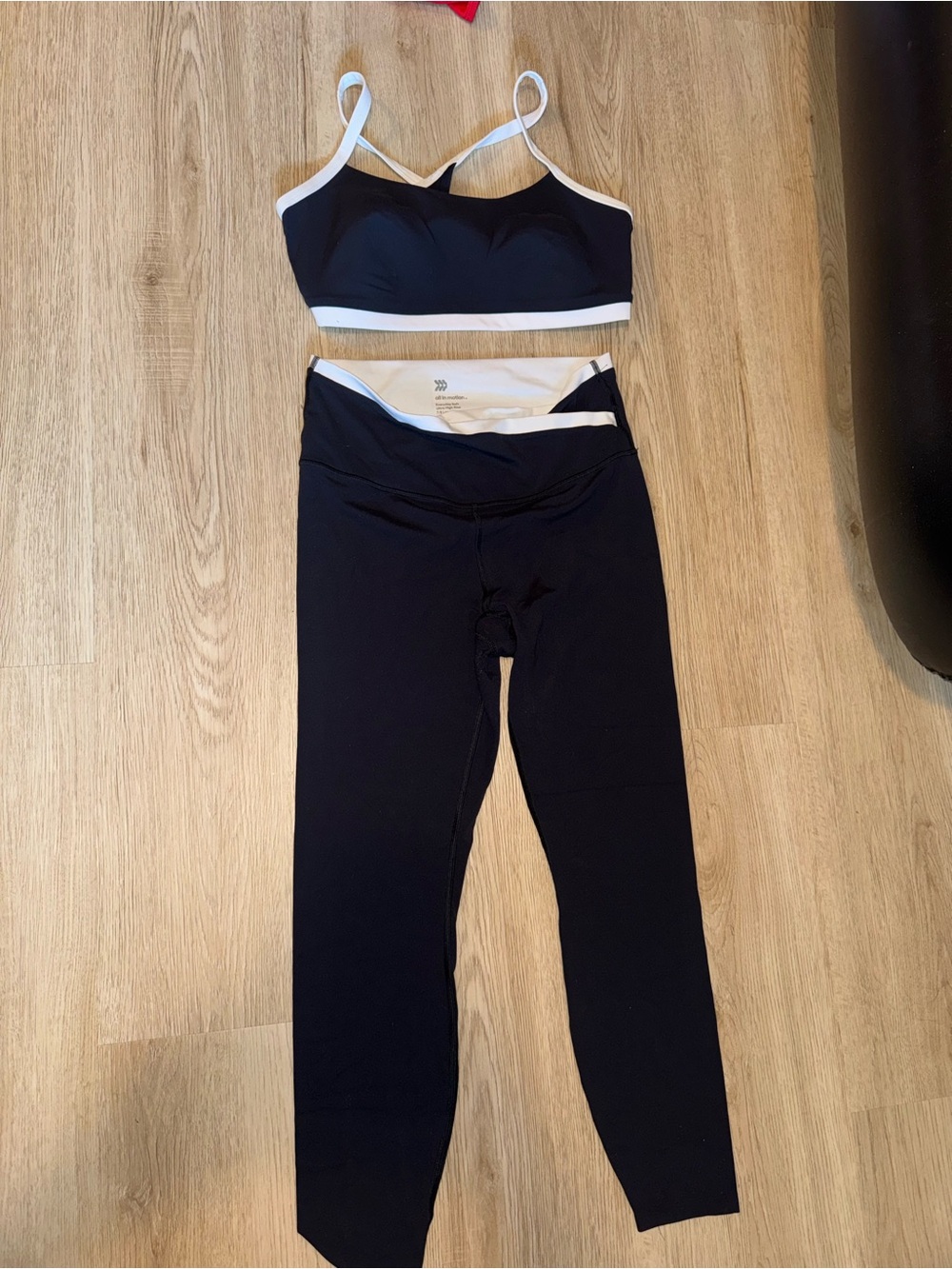 all in motion Everyday Soft High Rise Piped V Waistband 7/8 Legging & Bra Set